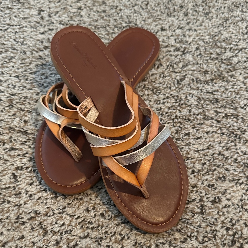 Universal Thread Women's Sandals in Silver and Tan